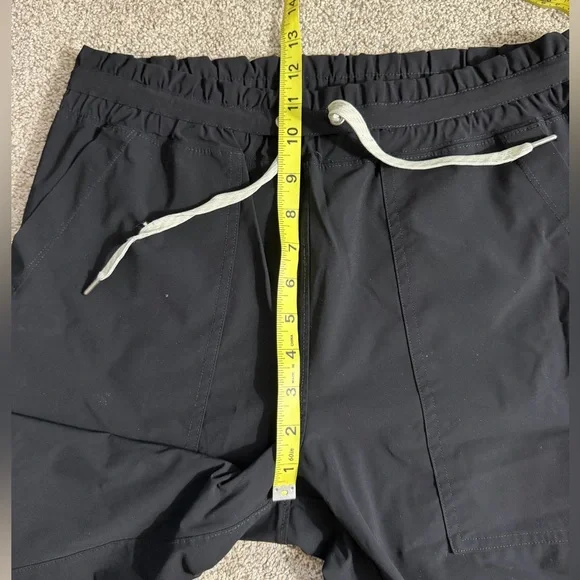 Vuori Miles Jogger in Black Size Medium Technical Pant Gorpcore Athleisure READ - Picture 15 of 16